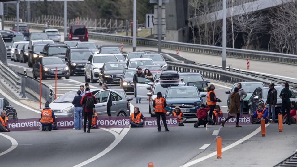 Aktivistinnen und Aktivisten, Polizeibeamte und viele Autos