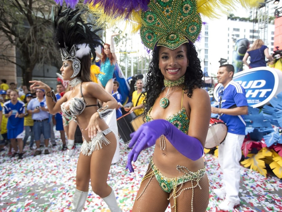 Bunt geschmückte Samba-Tänzerinnen