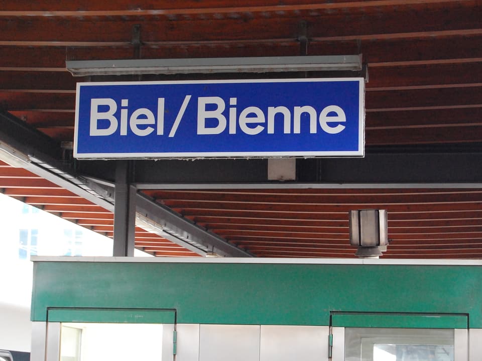 Biel/Bienne-Tafel im Bahnhof.