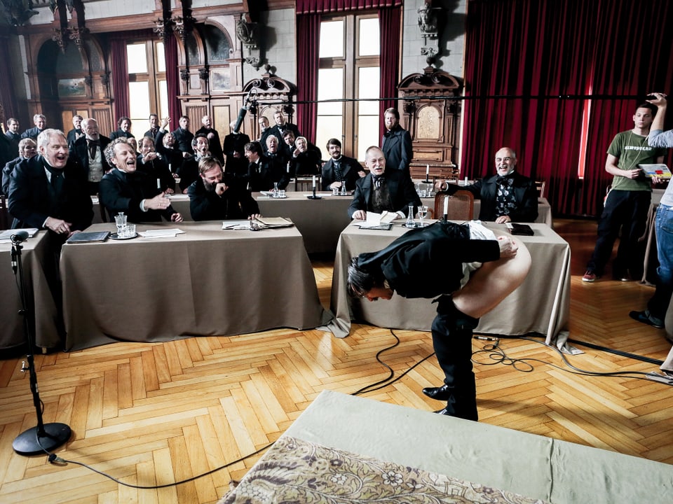 Dreharbeiten für eine Szene im Nationalratssaal: James Fazy (Gilles Tschudi) entblösst vor den Parlamentariern sein Hinterteil. 