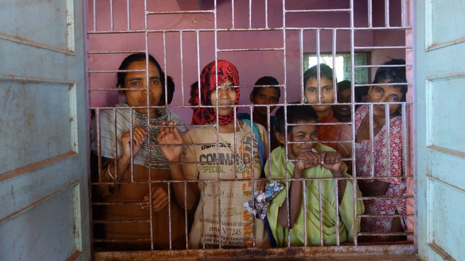 Von ihren Familien verjagte Frauen schauen aus dem Fenster ihres Schlafsaals im Asyl Mission Ashra.