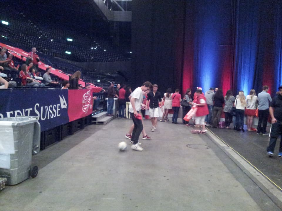 Fan spielt mit Ball in der Halle.