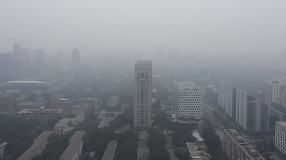 Luftaufnahme von der Stadt Peking im Smog. 