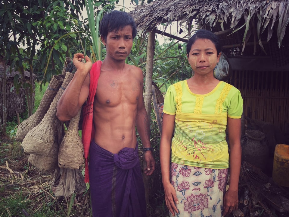 Fischer Phyo Win mit seiner Frau vor seiner Bambushütte.