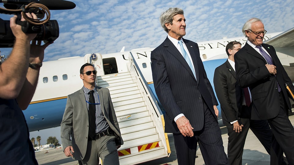 Kerry steigt aus Flugzeug.