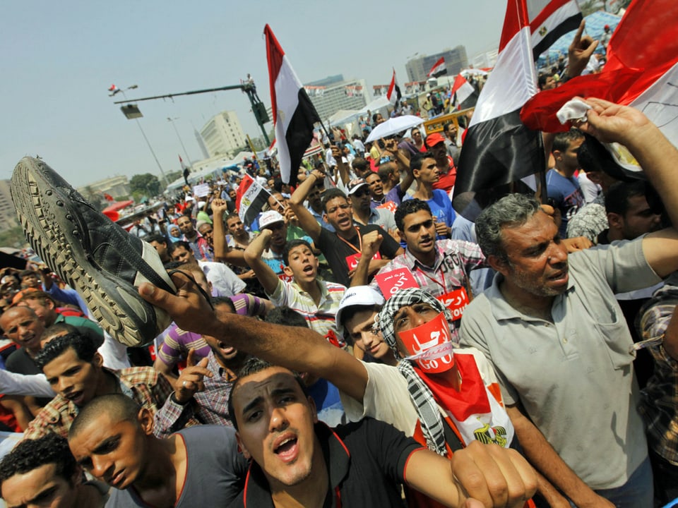 Menschen in Kairo demonstrieren. (keystone)