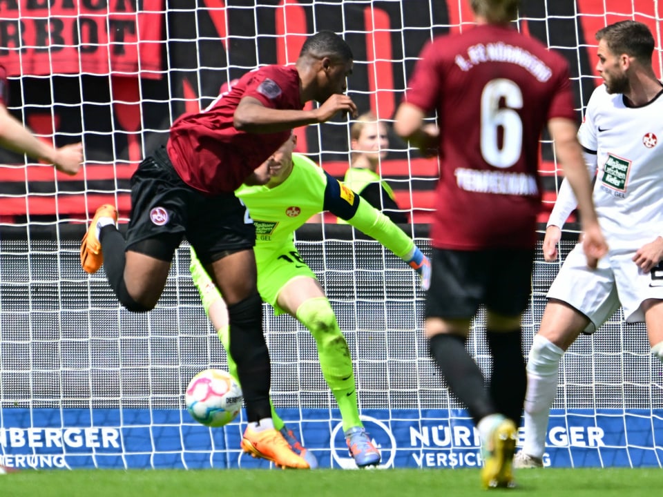 Sein 11. Saisontreffer ist ein besonders schöner: Der Berner Kwadwo Duah erzielte beim 3:1-Sieg des FC Nürnberg gegen Kaiserslautern in der 2. Bundesliga sehenswert per Hacke das 3:1.