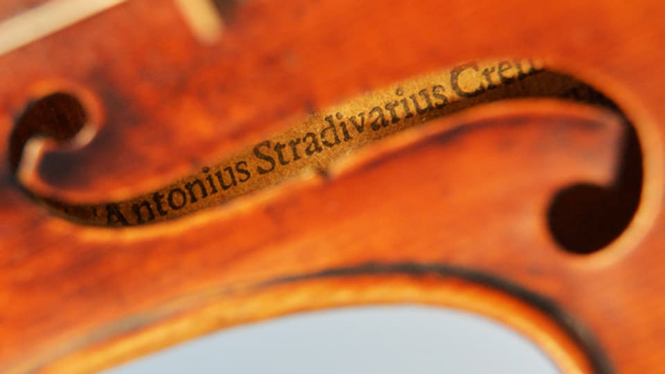 Durch das F-Loch fotografiert, was auf dem Geigenboden geschrieben steht...Stradivarius