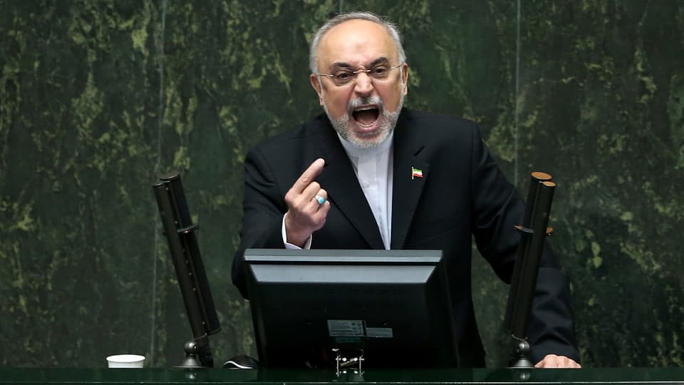 Ein Abgeordneter redet sich im iranischen Parlament in Rage. 