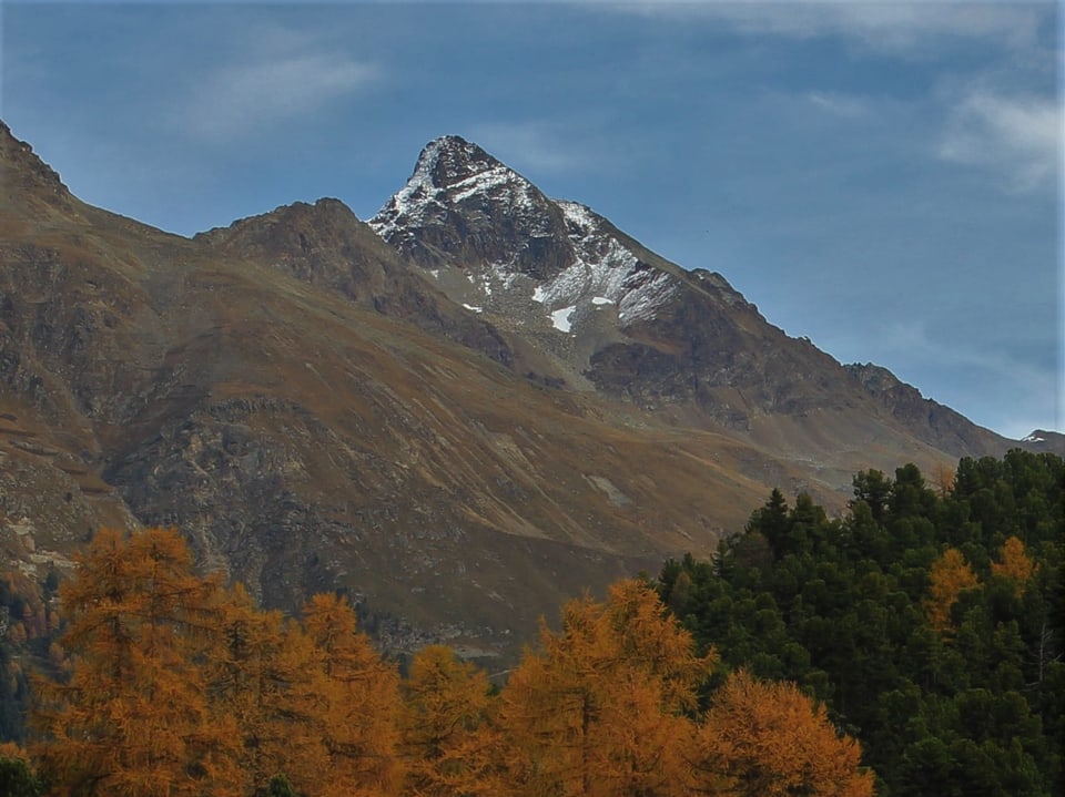 Herbstlicher Berg, mit Herbstblättern
