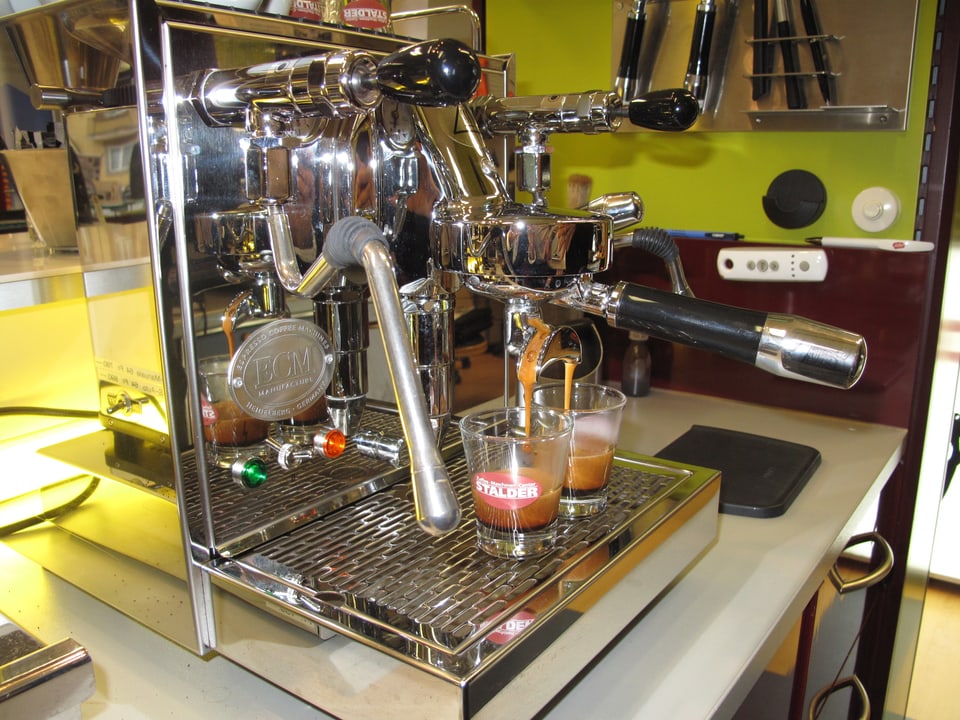 Eine Kaffeemaschine, die zwei Espressi macht.