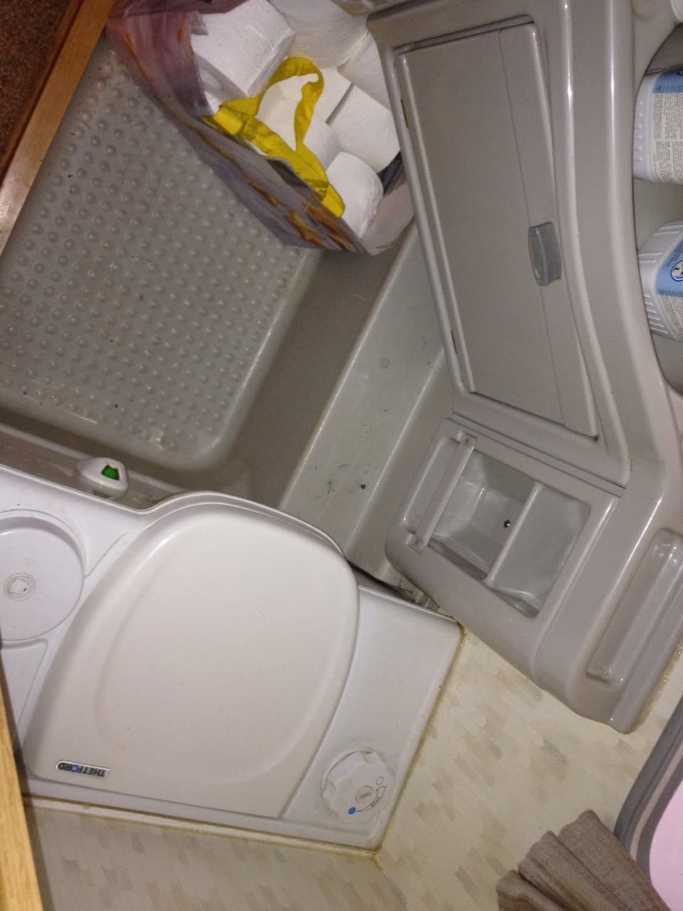 Typisch Wohnwagen WC - klein, eng, zweckmässig