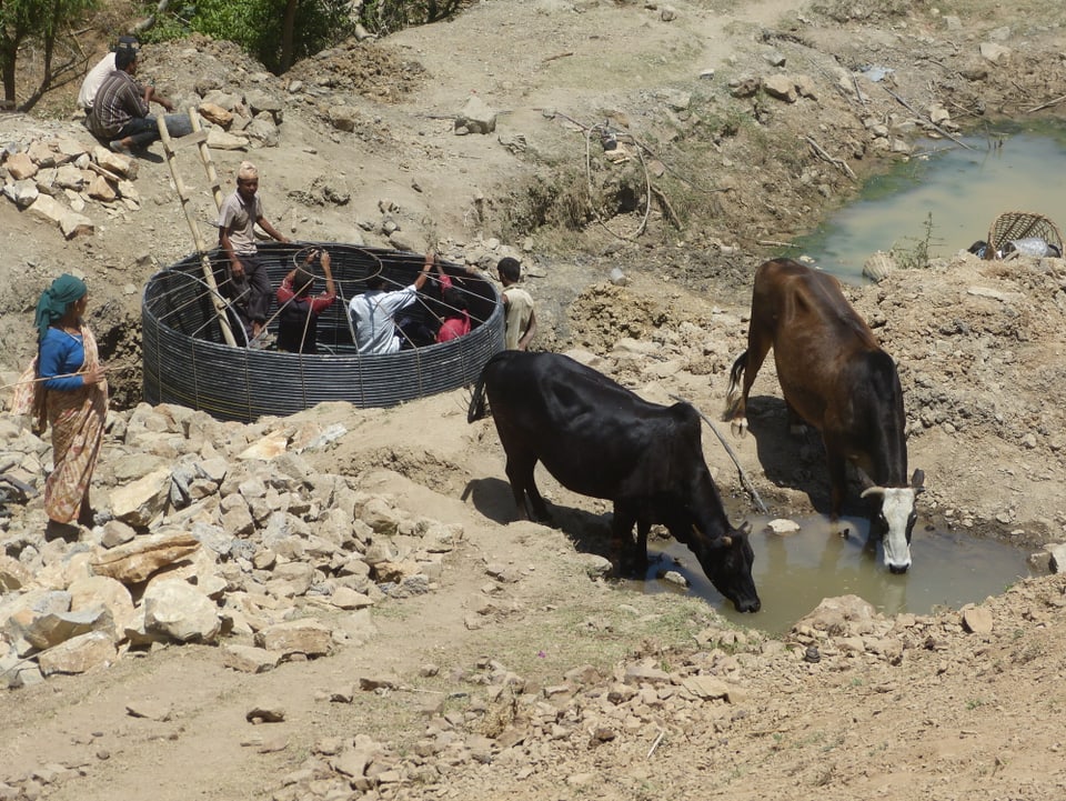 Die Bewohner/innen von Kolbot (Region Salyan) bauen ein Wasserreservoir zum Sammeln und Verteilen von Quellwasser.