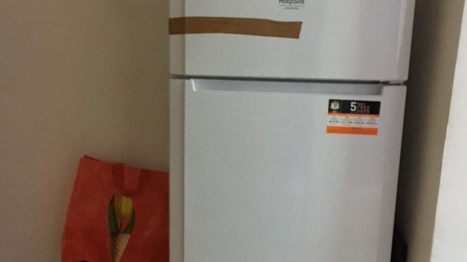 Ein Kühlschrank, zugeklebt mit Klebeband.