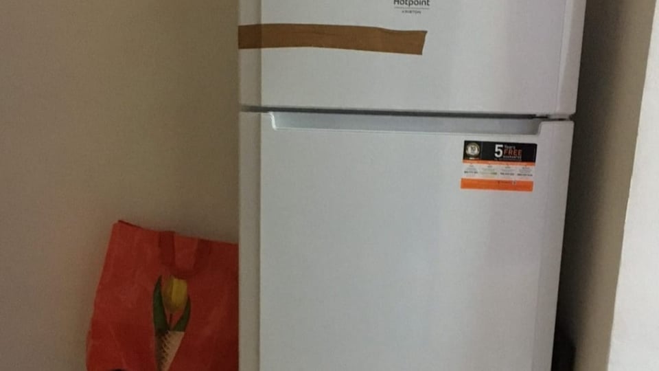 Ein Kühlschrank, zugeklebt mit Klebeband.