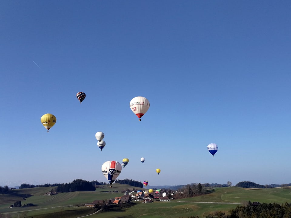 Heissluftballone in der Luft.