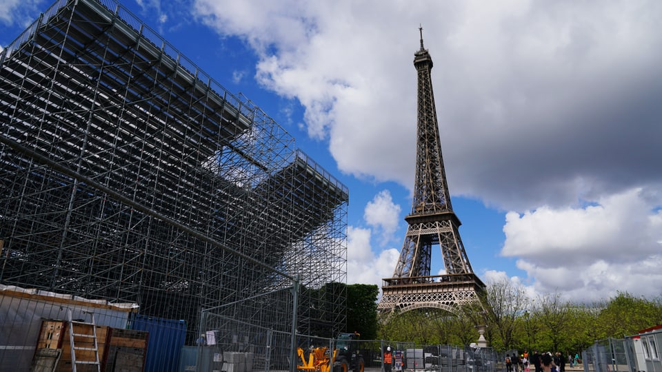 Neben dem Eiffelturm wird eine Zuschauertribüne aufgebaut.