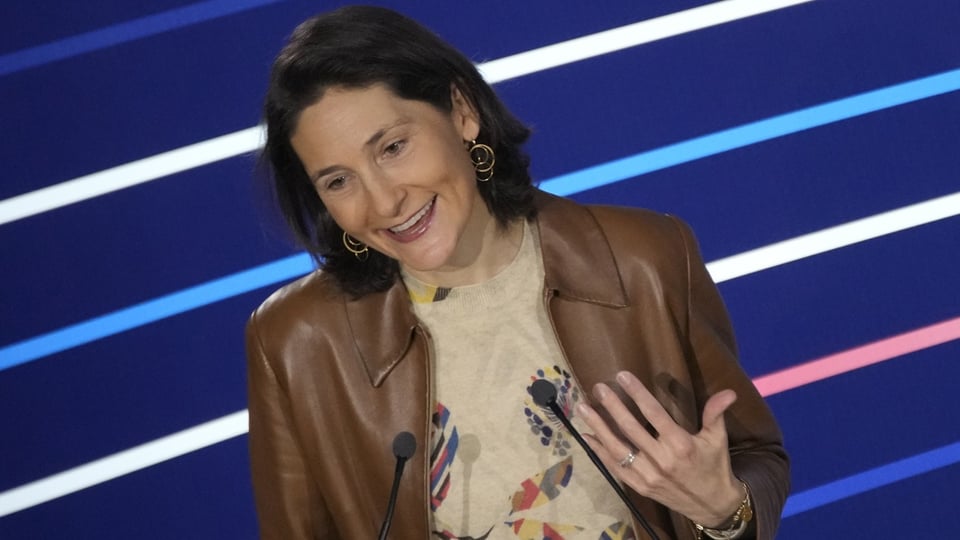 Amélie Oudéa-Castéra steht vor einem Mikrofon.