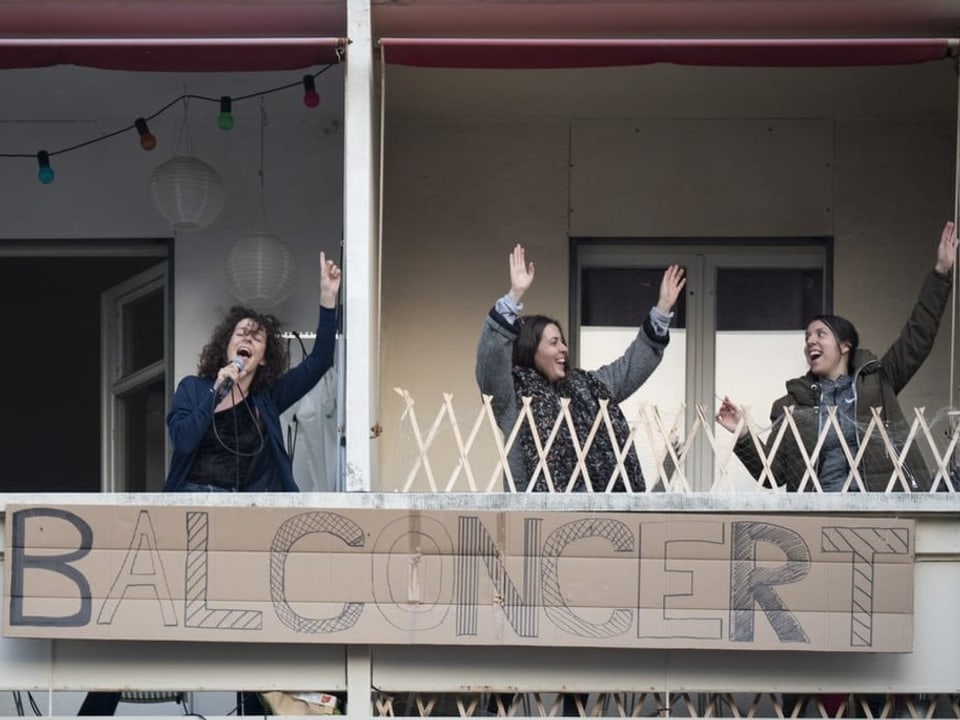 Menschen auf Balkon 