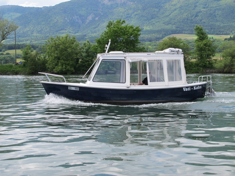 Kleines blau-weisses Boot mit dem Namen «Vati-Bindestrich-Kahn».