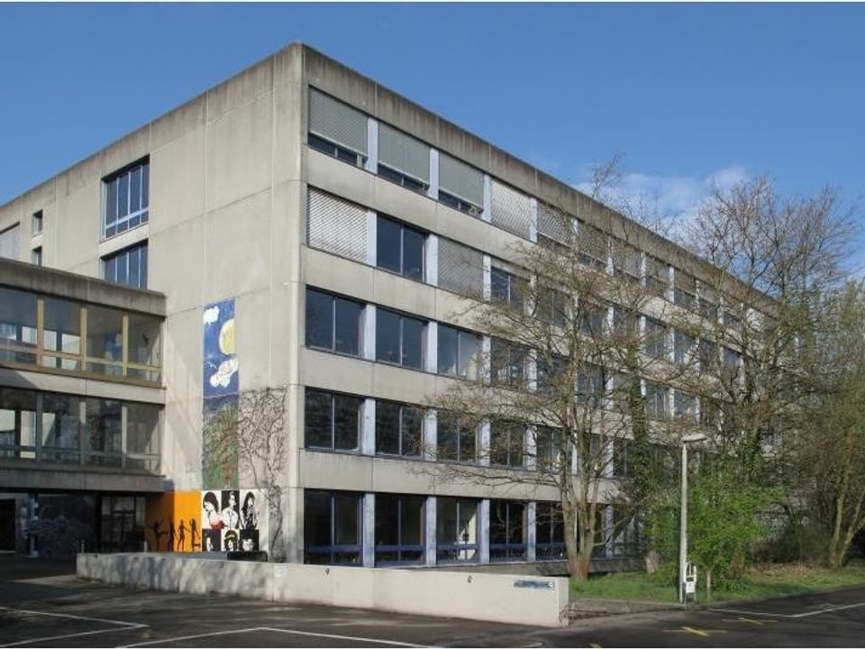 Bäumlihof-Schulhaus von aussen.