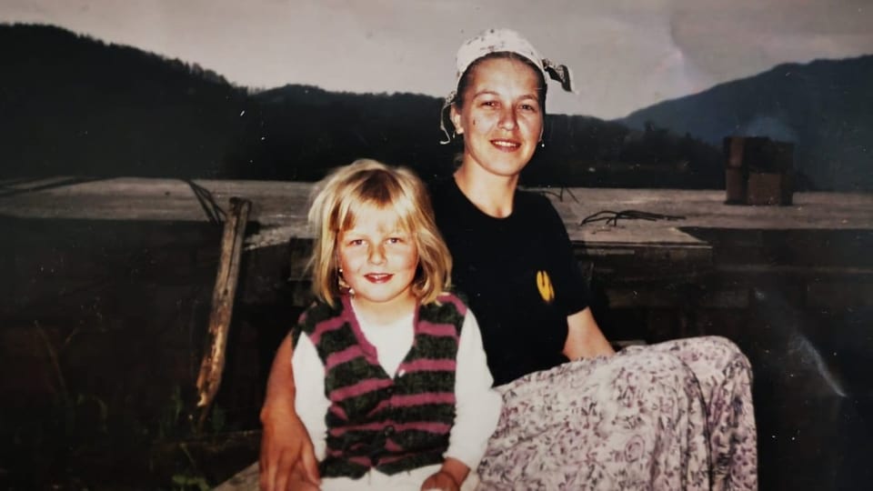 Selma Jahić und ihre Mutter während des Krieges in Srebrenica.