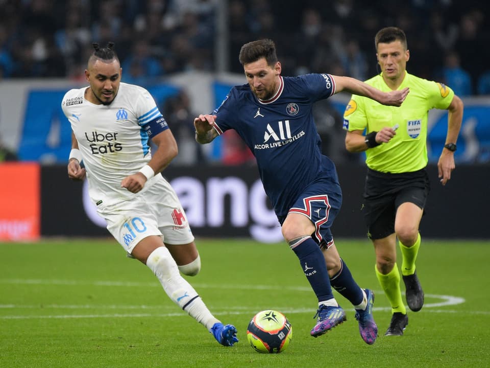 Marseilles Dimitriy Payet (l.) und Paris' Lionel Messi im Zweikampf
