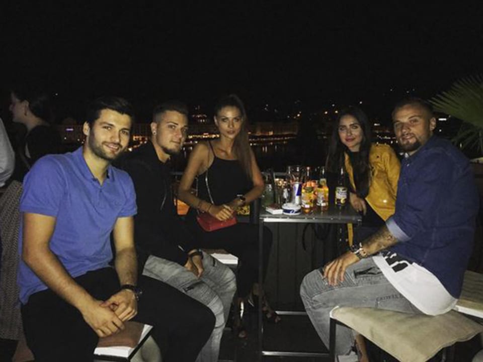 Haris Seferovic mit Freunden an einer Bar