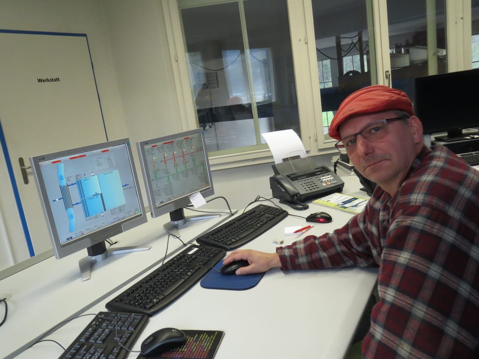 Martin Wipfli, Anlagewart des Kraftwerks, steuert das Werk vom Kontrollraum aus.