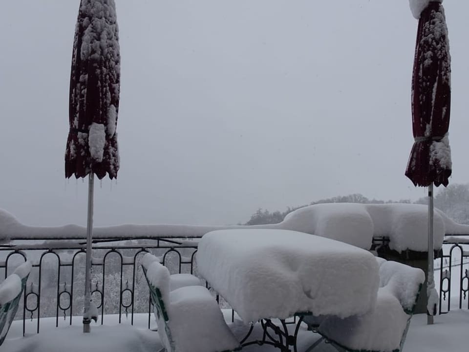 Verschneite Terrasse.