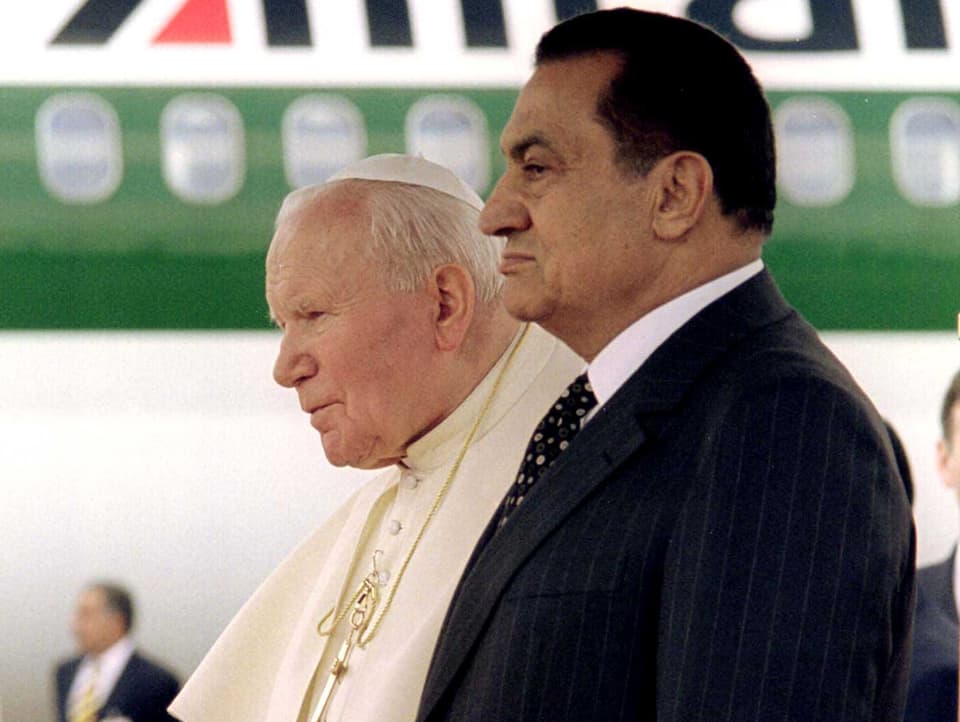 Mubarak und Papst Johannes Paul II. beim Empfang auf dem Flughafen. Eine Alitalia-Maschine im Hintergrund.
