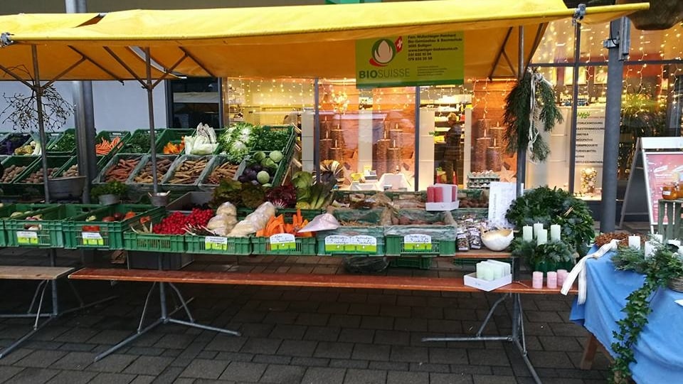 Marktstand mit Gemüseauslage.