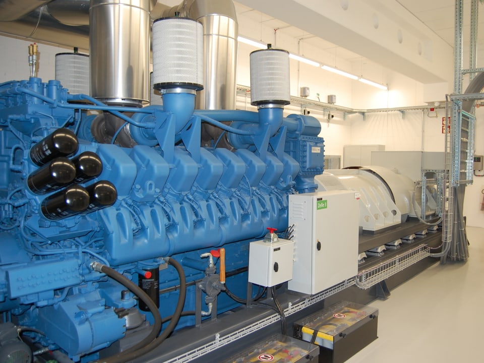 Eine Notstrom-Gruppe im neuen Swisscom-Rechenzentrum mit dem grossen blauen Dieselmotor