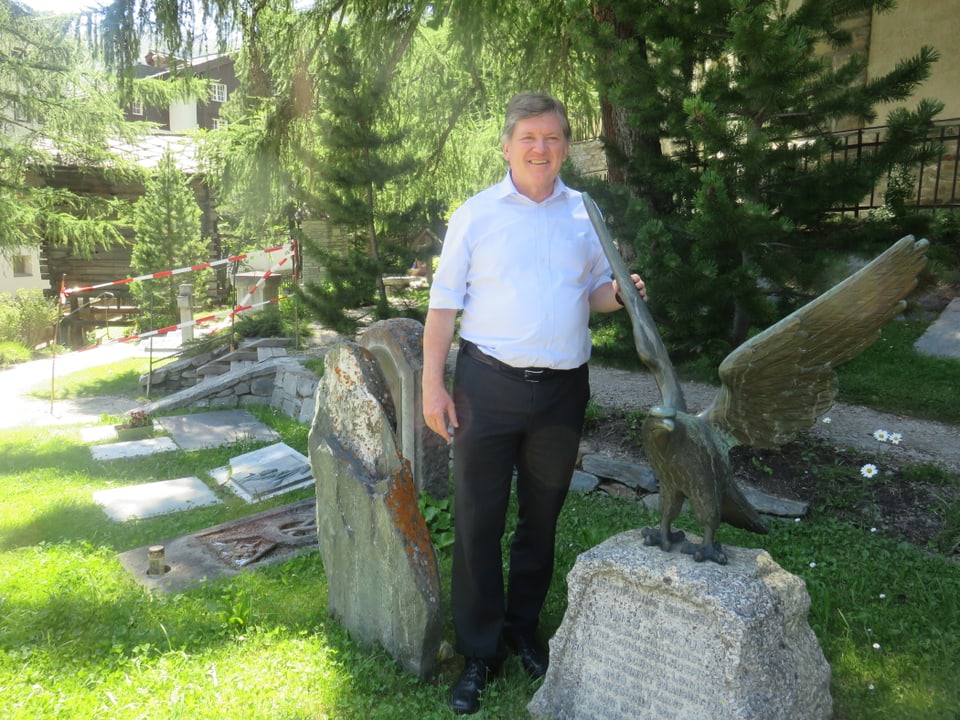 Dorfpfarrer Stefan Roth steht vor der Gedenkstätte für verunglückte, nicht identifizierte Alpinisten.