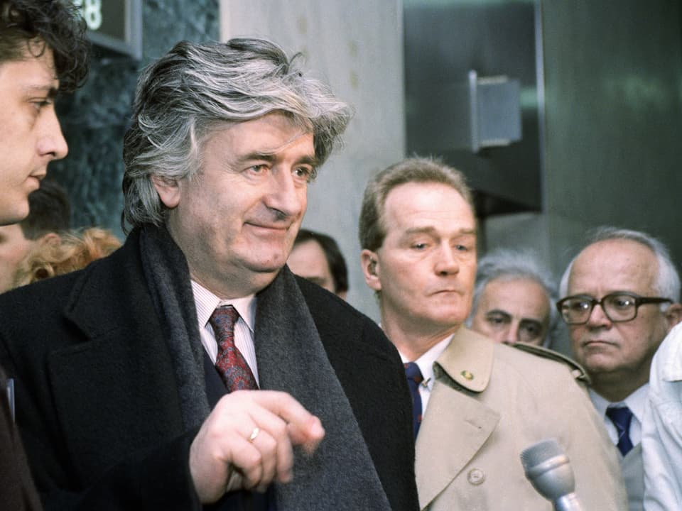 Karadzic vor UN-Hauptquartier, umringt von Sicherheitsleuten