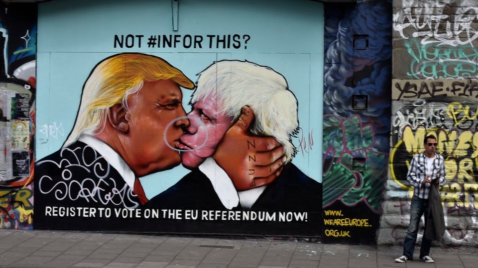 Ein Graffiti in London zeigt den historischen «Bruderkuss», umgewandelt in einen Kuss zwischen Trump und Johnson.