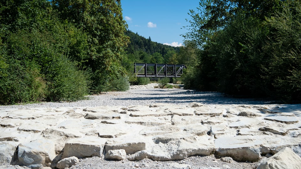 Durch Hitze und Trockenheit ist das Flussbett der Töss vollständig ausgetrocknet