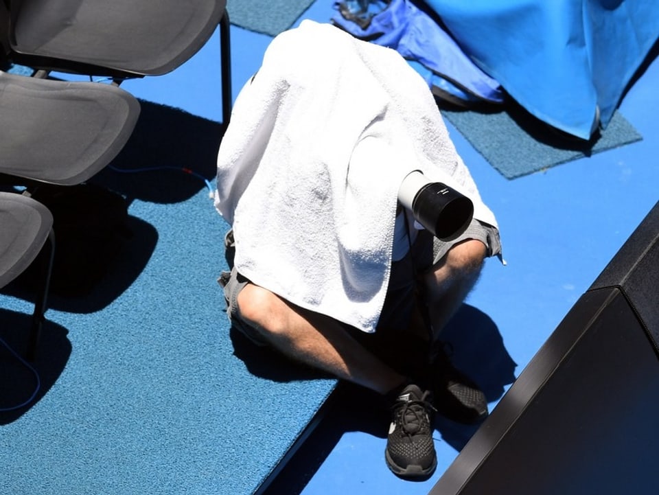 Ein Fotograf «versteckt» sich unter einem Tuch. 