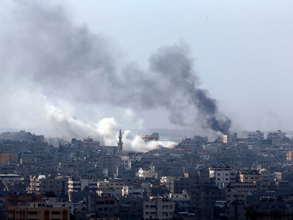 Rauch über Bombeneinschlägen in Gaza-Stadt