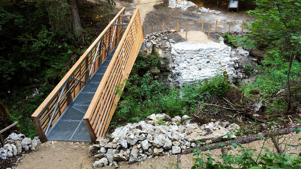 Fussgängerbrücke mit überresten der Täuferbrücke daneben.