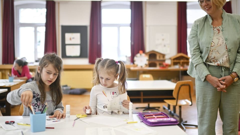 Zwei Mädchen an einem Pult in der Schule