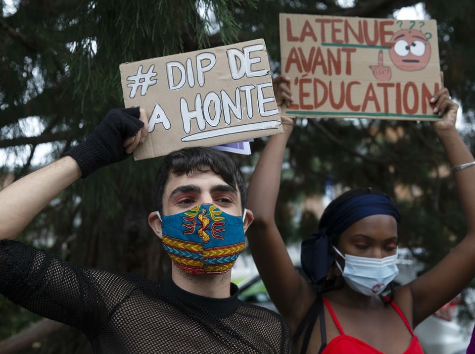 Ein Schüler und ein Schülerin protestieren gegen die Kleidervorschriften an Schulen in Genf.