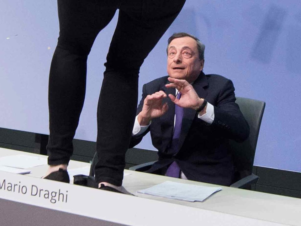 EZB-Präsident Mario Draghi mit angsterfülltem Gesicht.