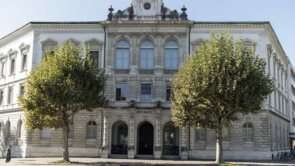 Historisches Gebäude mit klassischer Fassade in Solothurn