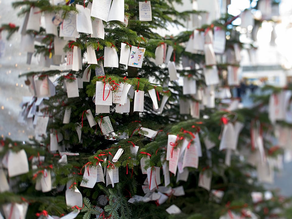 Ein Weihnachtsbaum in Basel geschmückt mit Wunschzetteln