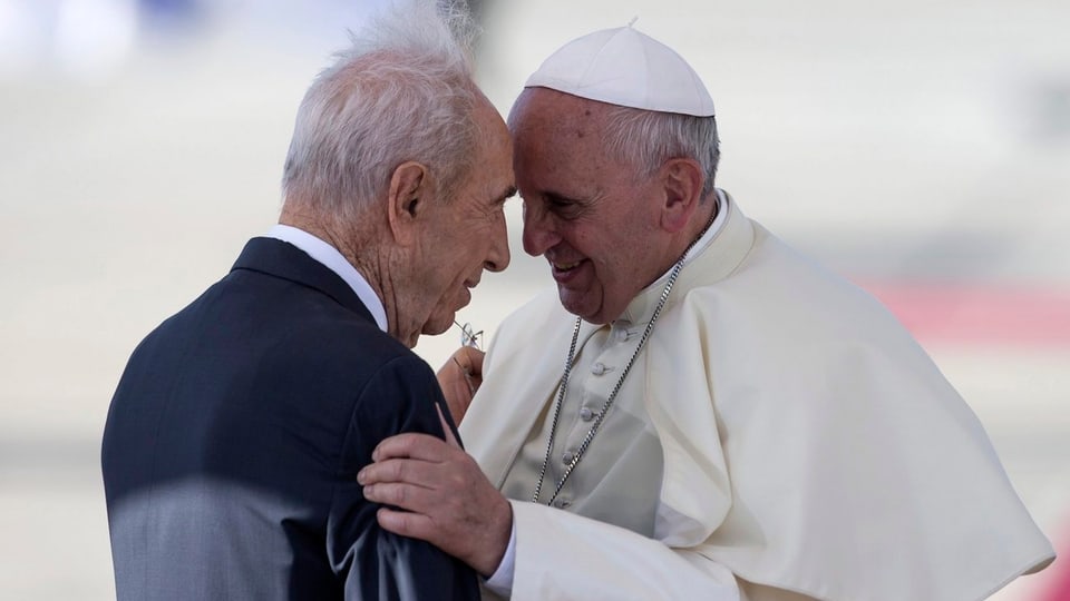 Franziskus mit Peres auf Tuchfühlung.
