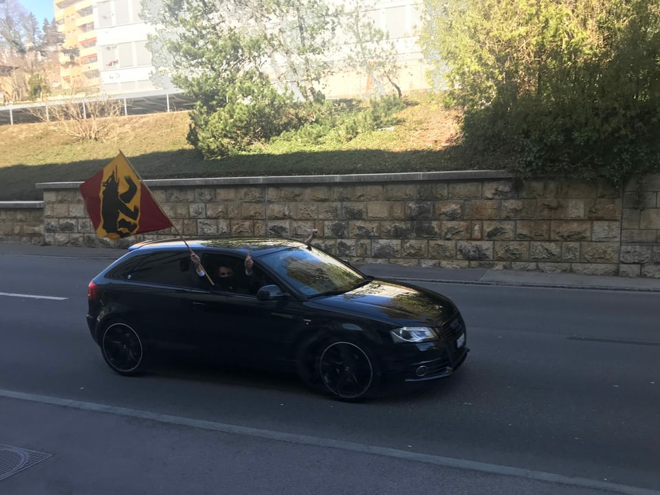 Auto mit Berner Fahne