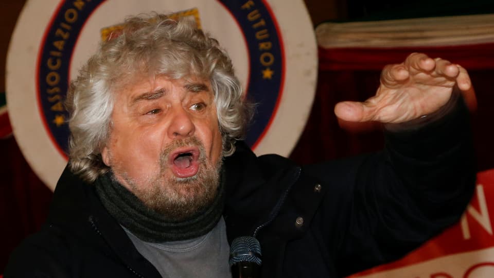 Pepe Grillo gestikuliert.