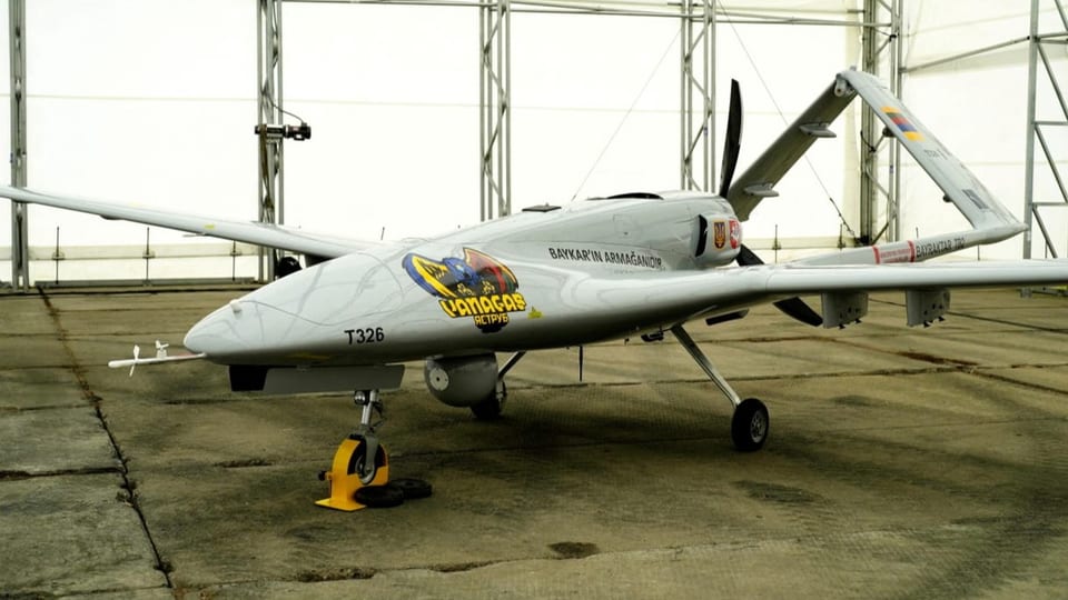 Eine Bayraktar-Drohne steht ausgestellt. Sie sieht aus wie ein kleines Flugzeug.