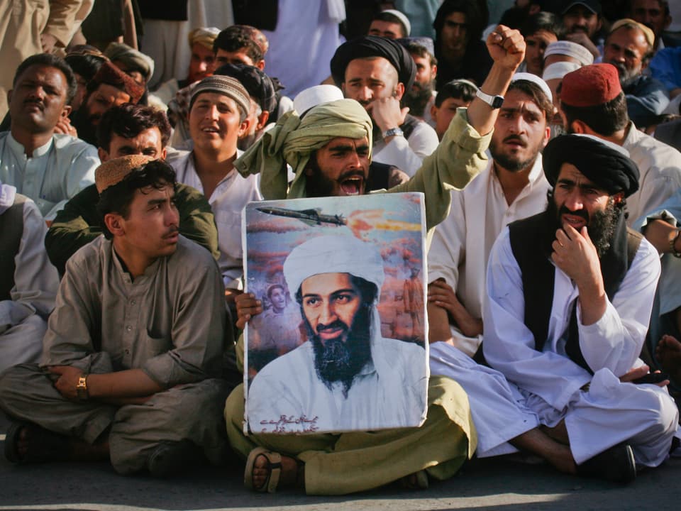 Anhänger einer islamistischen Partei protestieren 2011 mit einem Bin-Laden-Banner